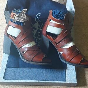 FreeBird Vintage Buckle Strap Heel Sandals Chunky Heel Sandals NWB